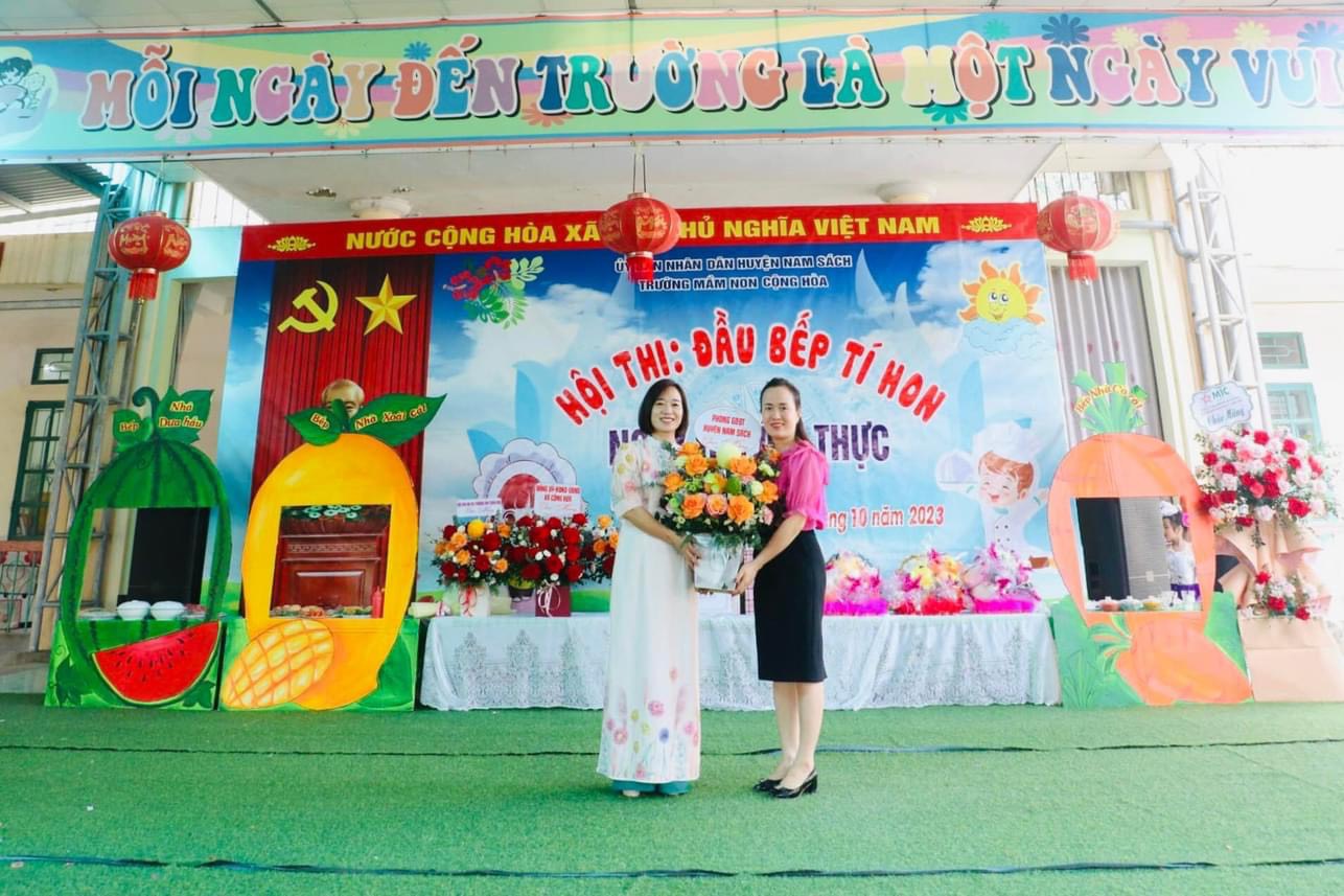 Đc: Vương Thị Thanh - Phó PGD$ĐT huyện tặng hoa chúc mừng Hội Thi